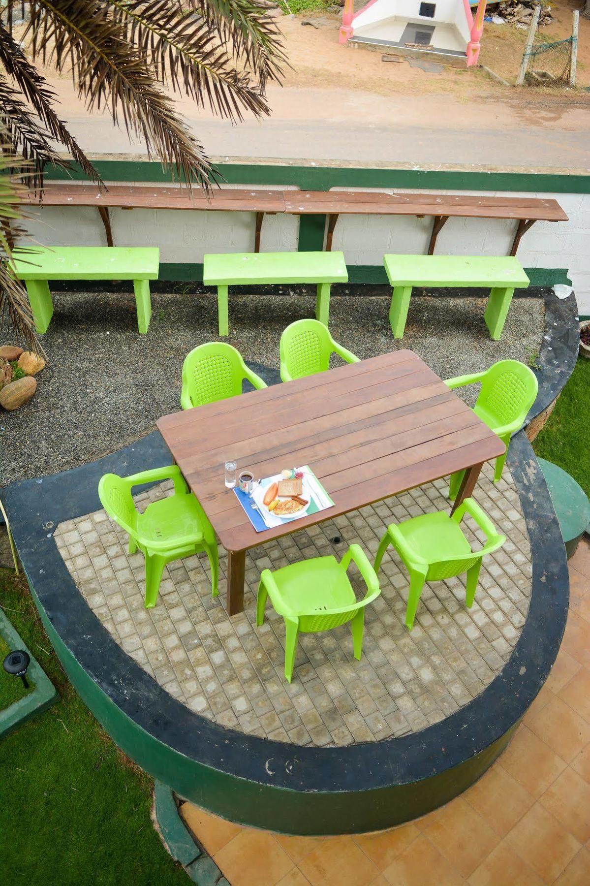 Explore Hostels Negombo Kochchikade Exterior photo
