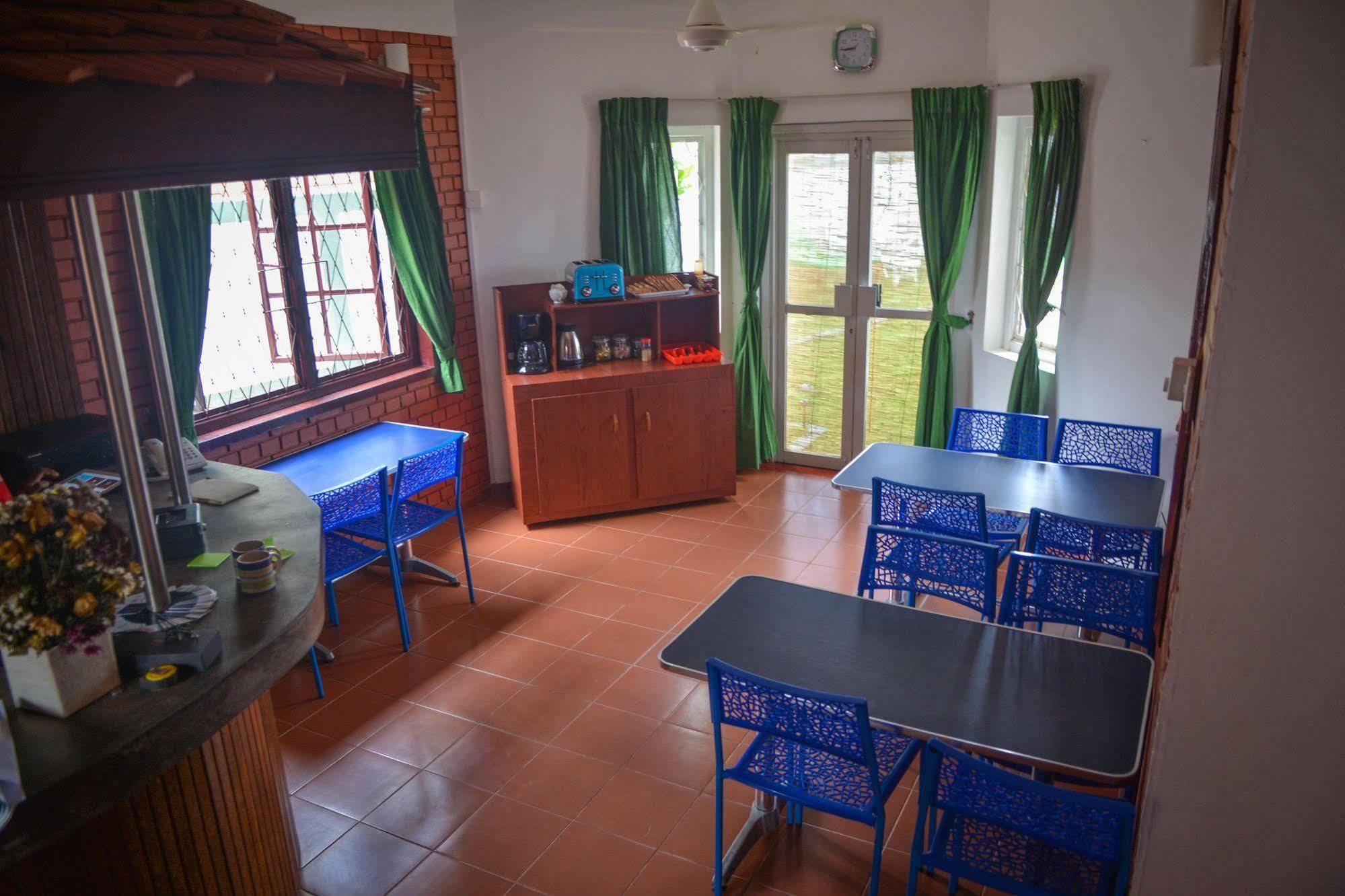 Explore Hostels Negombo Kochchikade Exterior photo
