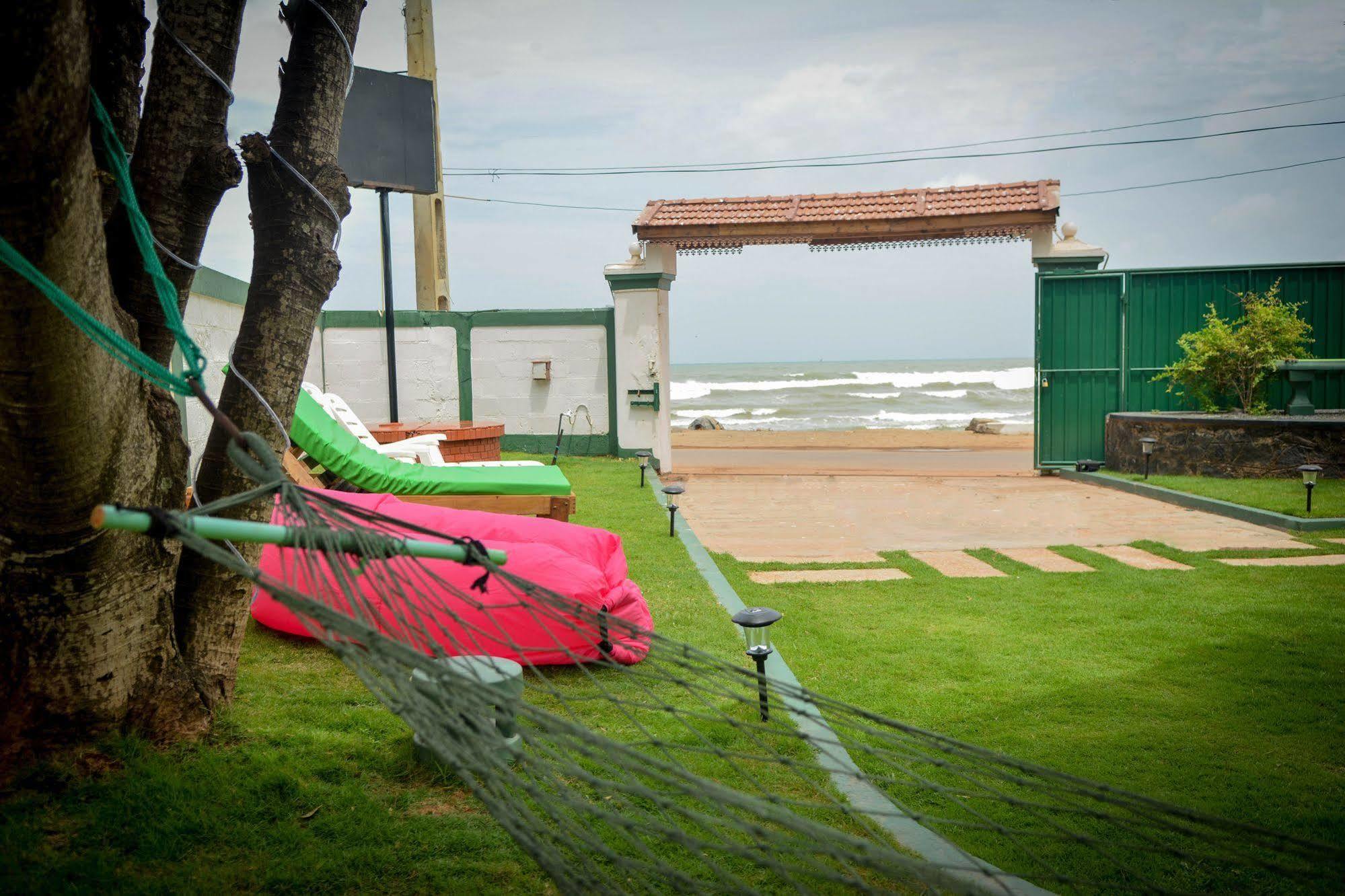 Explore Hostels Negombo Kochchikade Exterior photo